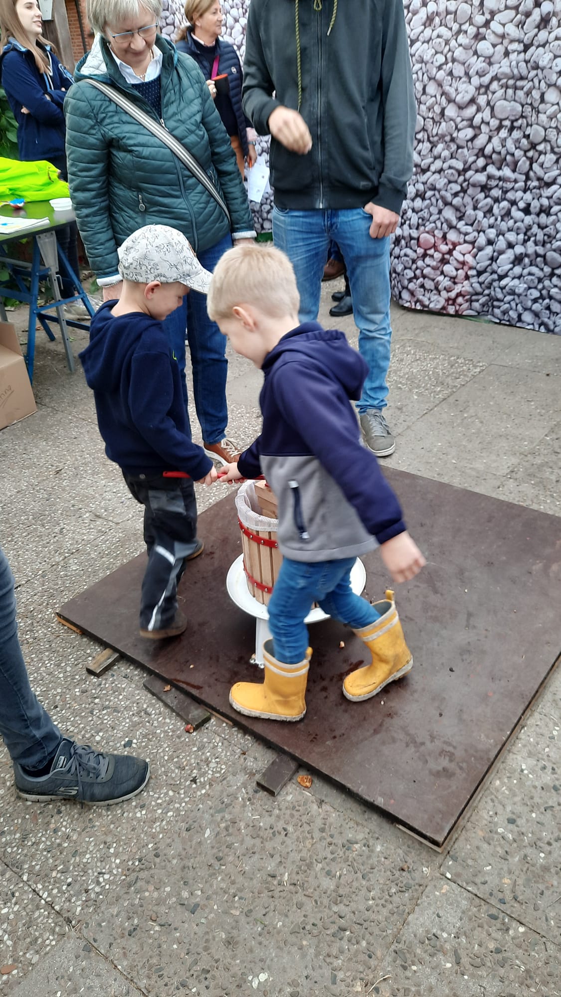 Kinder pressen Saft